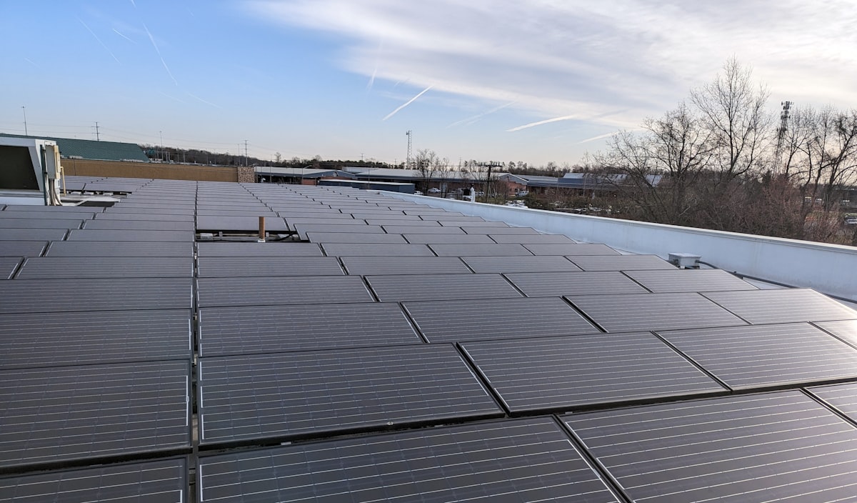 Panneaux solaires photovoltaïques installés sur une toiture